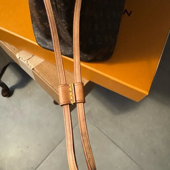 Louis Vuitton GM Monogram Brown Tote Bag - Picture 3 of 16